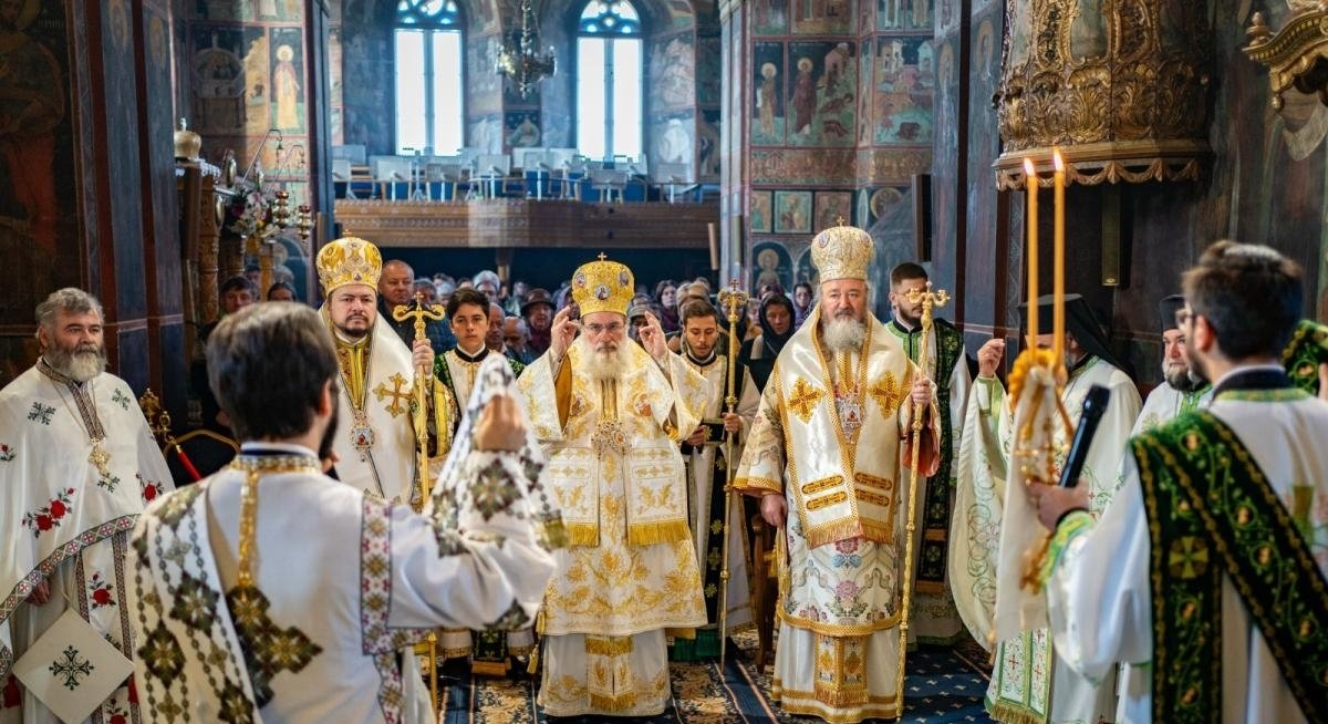 Trei ierarhi în slujire la Catedrala Arhiepiscopală din Roman 311616