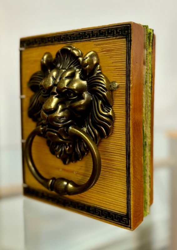 Carte-obiect de artă expusă la Iași 311812