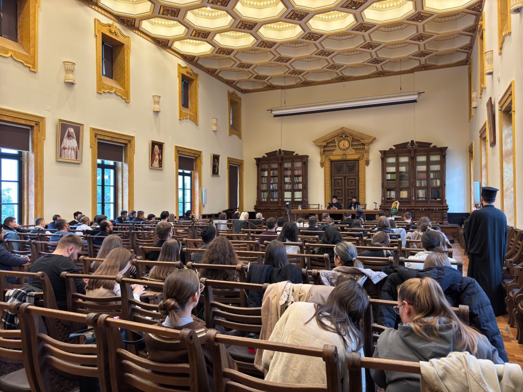 Înaltpreasfințitul Părinte Nikitas le-a vorbit studenților teologi ieșeni 311892