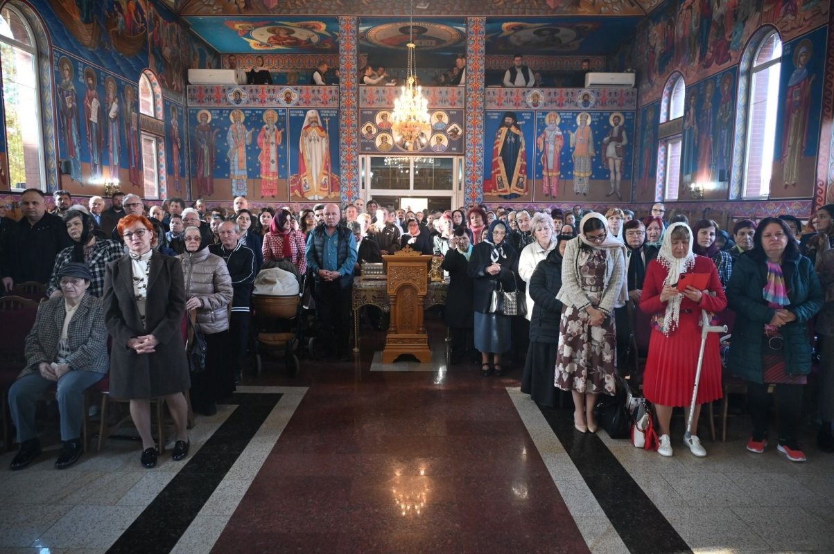 Sărbătoare în comunitatea orădeană adunată în jurul Sfintei Cuvioase Parascheva 311991