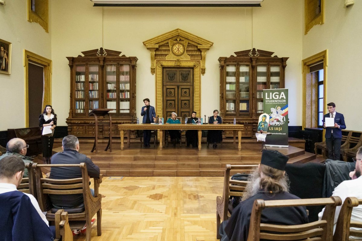 Cartea „Întoarcerea în adâncuri după aproape un secol” a fost lansată la Iași 312170