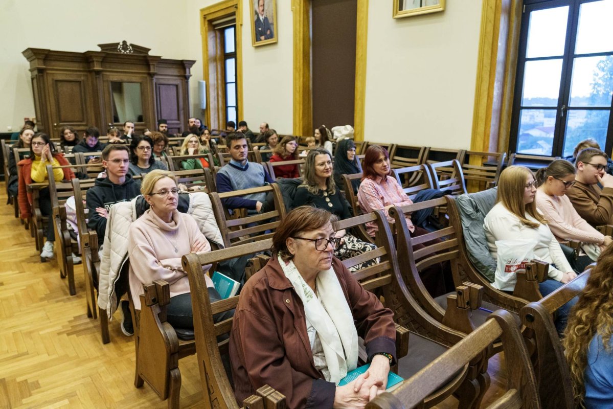 Cartea „Întoarcerea în adâncuri după aproape un secol” a fost lansată la Iași 312171