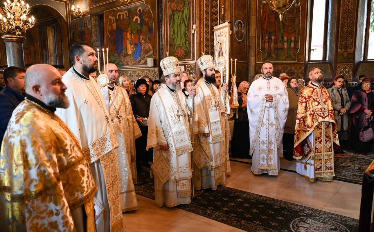 Biserica „Sfânta Treime” și „Sfântul Cuvios Siluan Athonitul” din Petroșani a fost resfințită 312381