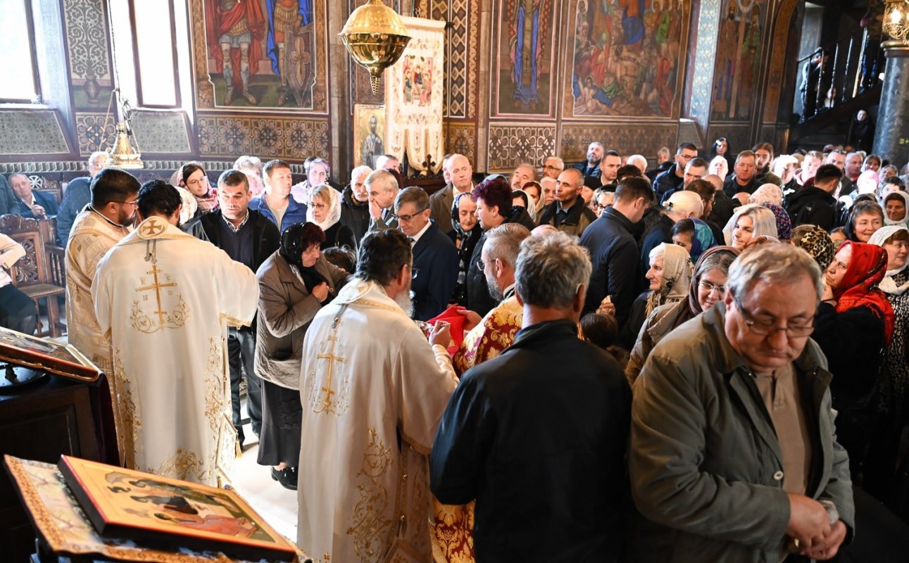 Biserica „Sfânta Treime” și „Sfântul Cuvios Siluan Athonitul” din Petroșani a fost resfințită 312383