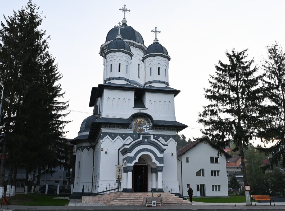 Biserica „Sfânta Treime” și „Sfântul Cuvios Siluan Athonitul” din Petroșani a fost resfințită 312385