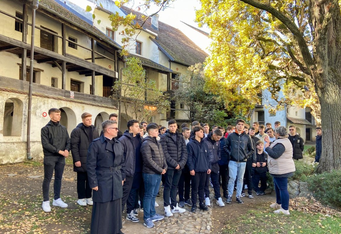 De la redutabile cetăți pământești la tainice porți cerești 314018