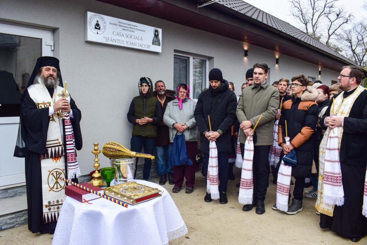 Liturghie arhierească și sfințire de casă socială în Parohia Oroftiana de Sus 314090