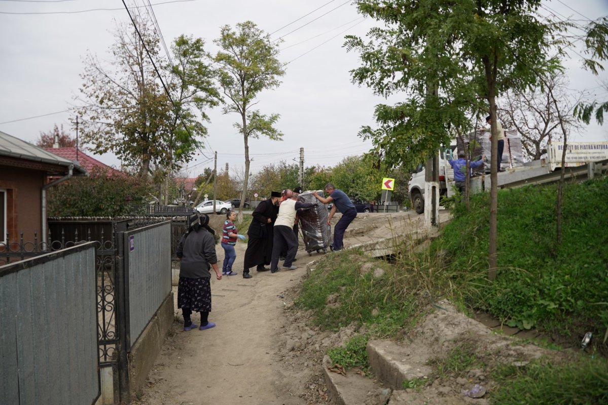 Un nou transport cu sobe a ajuns la sinistraţii din judeţul Galaţi 314121