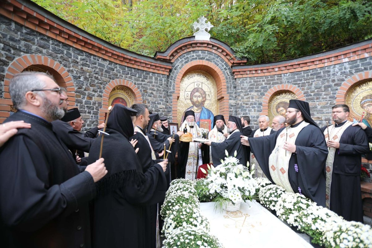 Parastas pentru Arhiepiscopul Justinian Chira la Rohia 314270