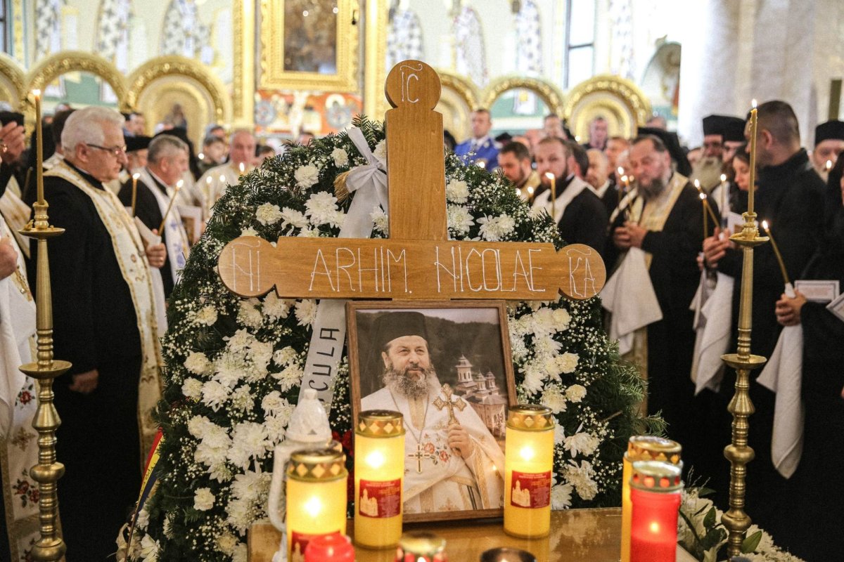 Starețul Mănăstirii Nicula a fost condus pe ultimul drum 314422