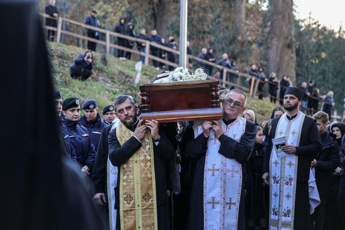 Starețul Mănăstirii Nicula a fost condus pe ultimul drum 314423