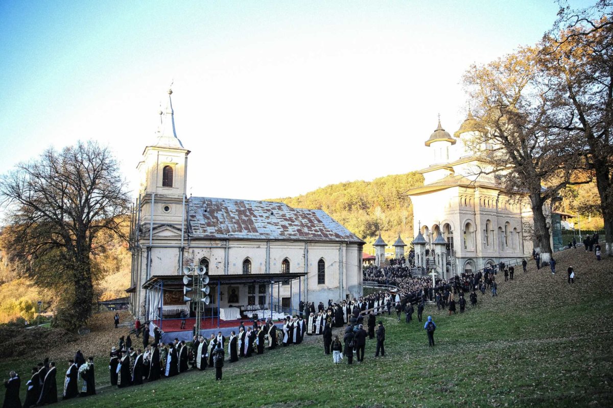 Starețul Mănăstirii Nicula a fost condus pe ultimul drum 314424