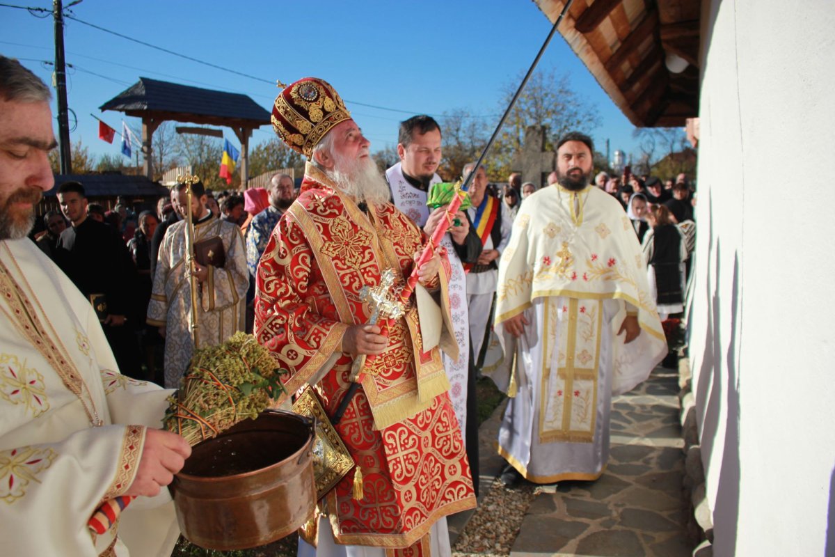 Înnoirea unei biserici de pe plaiuri gorjene 315498