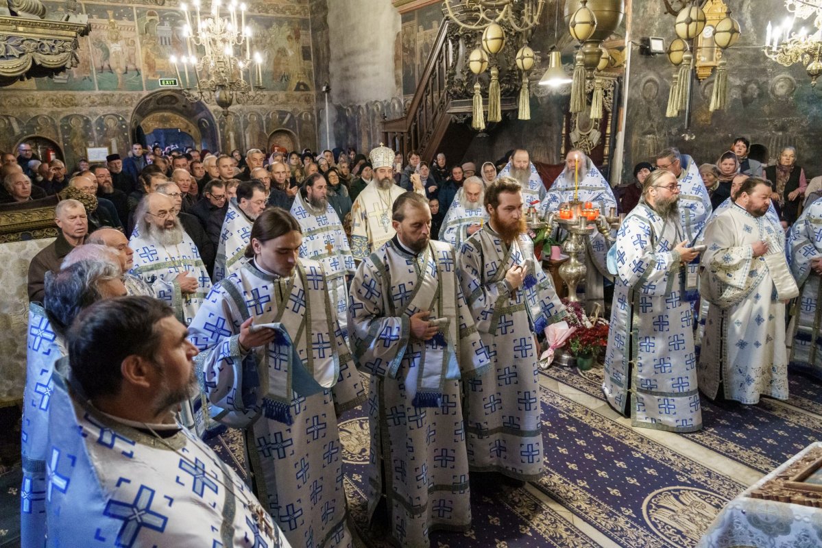 Slujire arhierească la Mănăstirea Neamț, în cinstea Sfântului Cuvios Paisie  316087