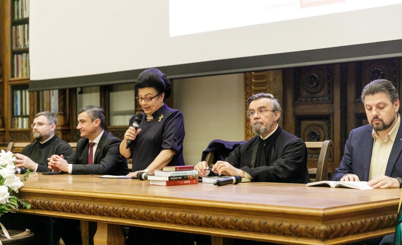 Două volume semnate de părintele Nicolae Dura au fost prezentate la Iași 316149