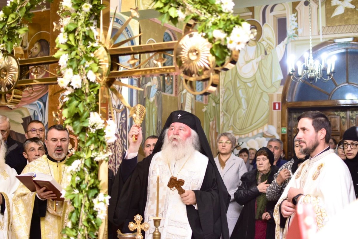 Sfințirea crucilor bisericii din Parohia Carani  316241