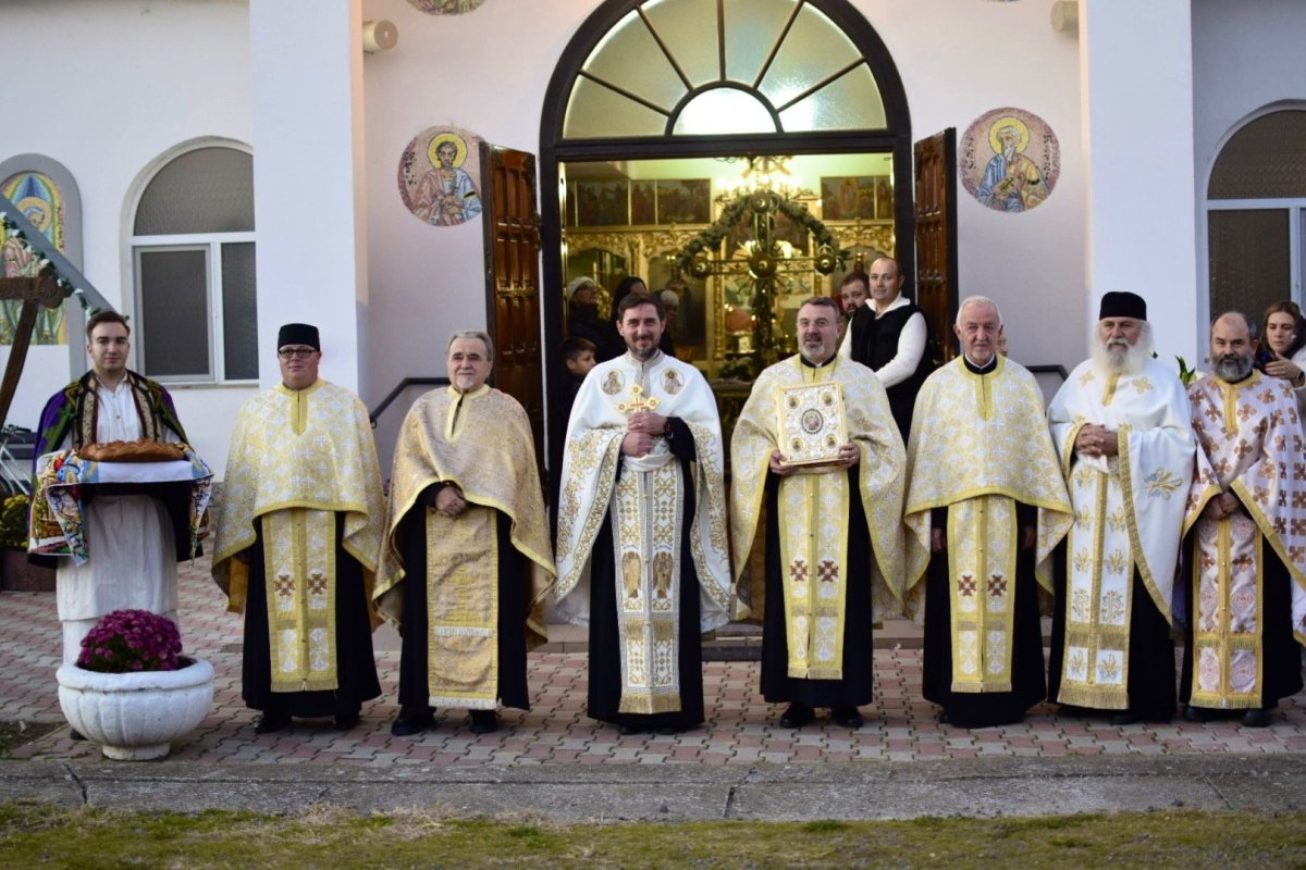 Sfințirea crucilor bisericii din Parohia Carani  316242