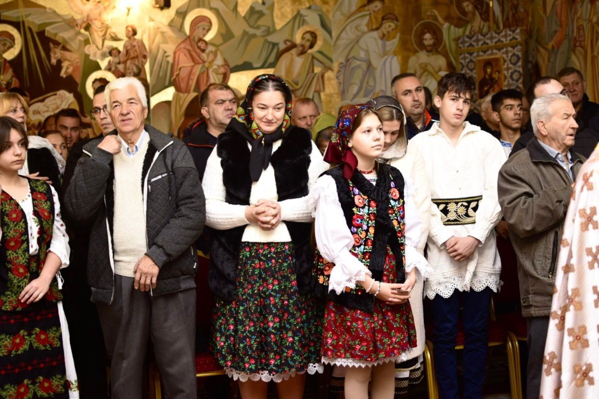 Sfințirea crucilor bisericii din Parohia Carani  316243