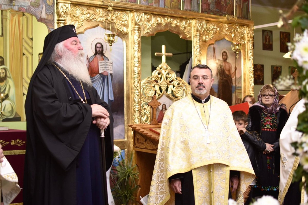 Sfințirea crucilor bisericii din Parohia Carani  316244