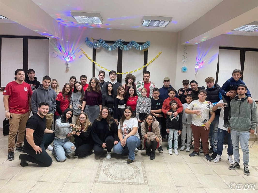 Activități cu tinerii la Orthocaffe Deva 316309