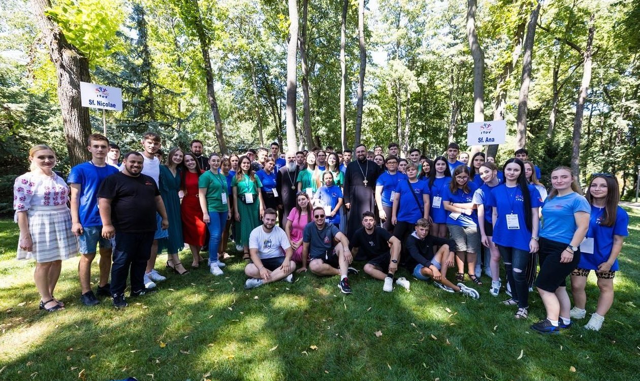 Episcopia Hușilor acordă și în anul școlar 2024-2025 bursele „Episcopul Ioachim Mareș” 316387