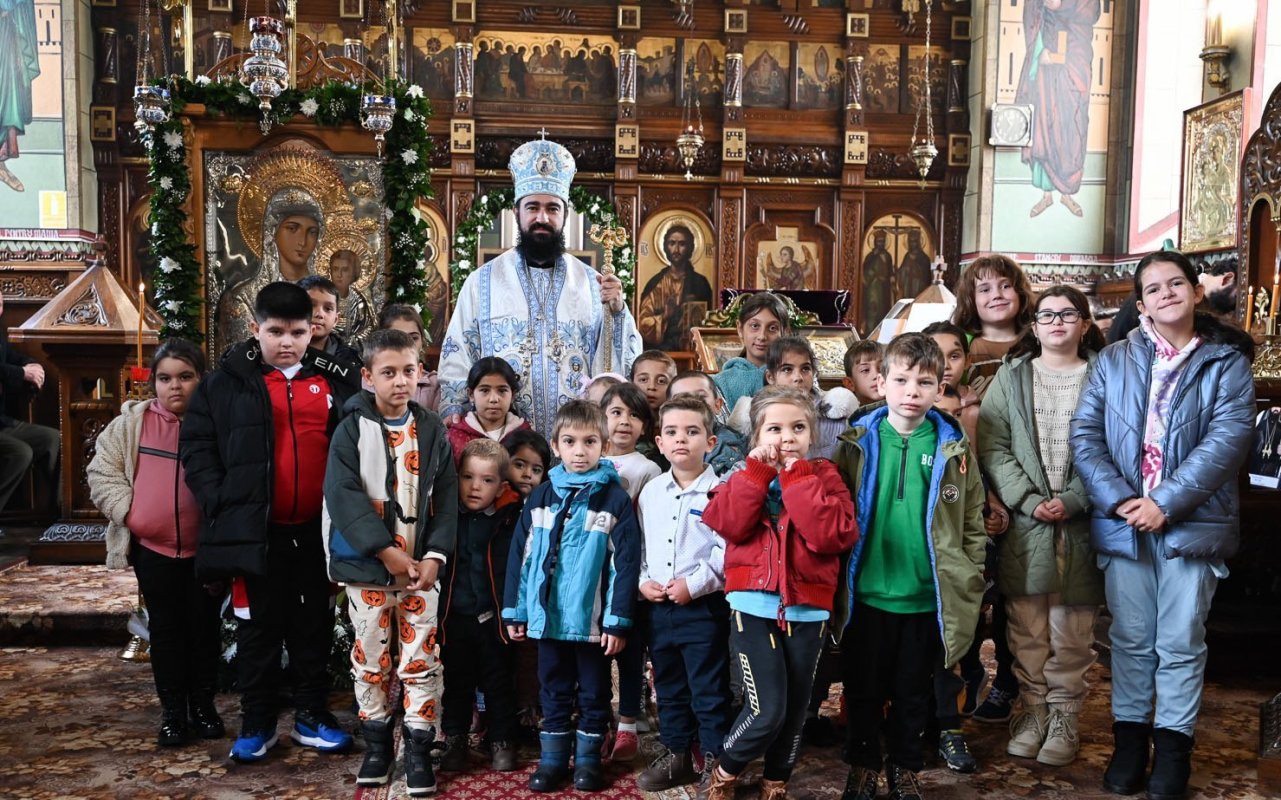 Slujirile ierarhilor hunedoreni la praznicul Intrării în biserică a Maicii Domnului 316537