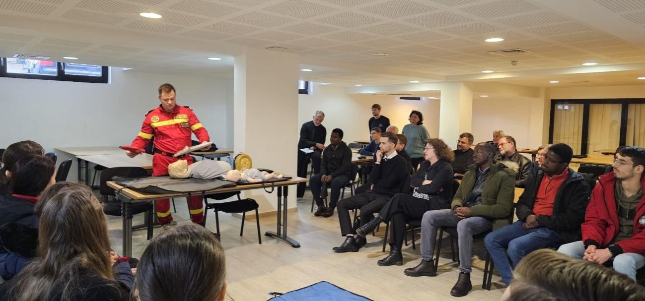 Curs de prim ajutor pentru teologii ieșeni  316711