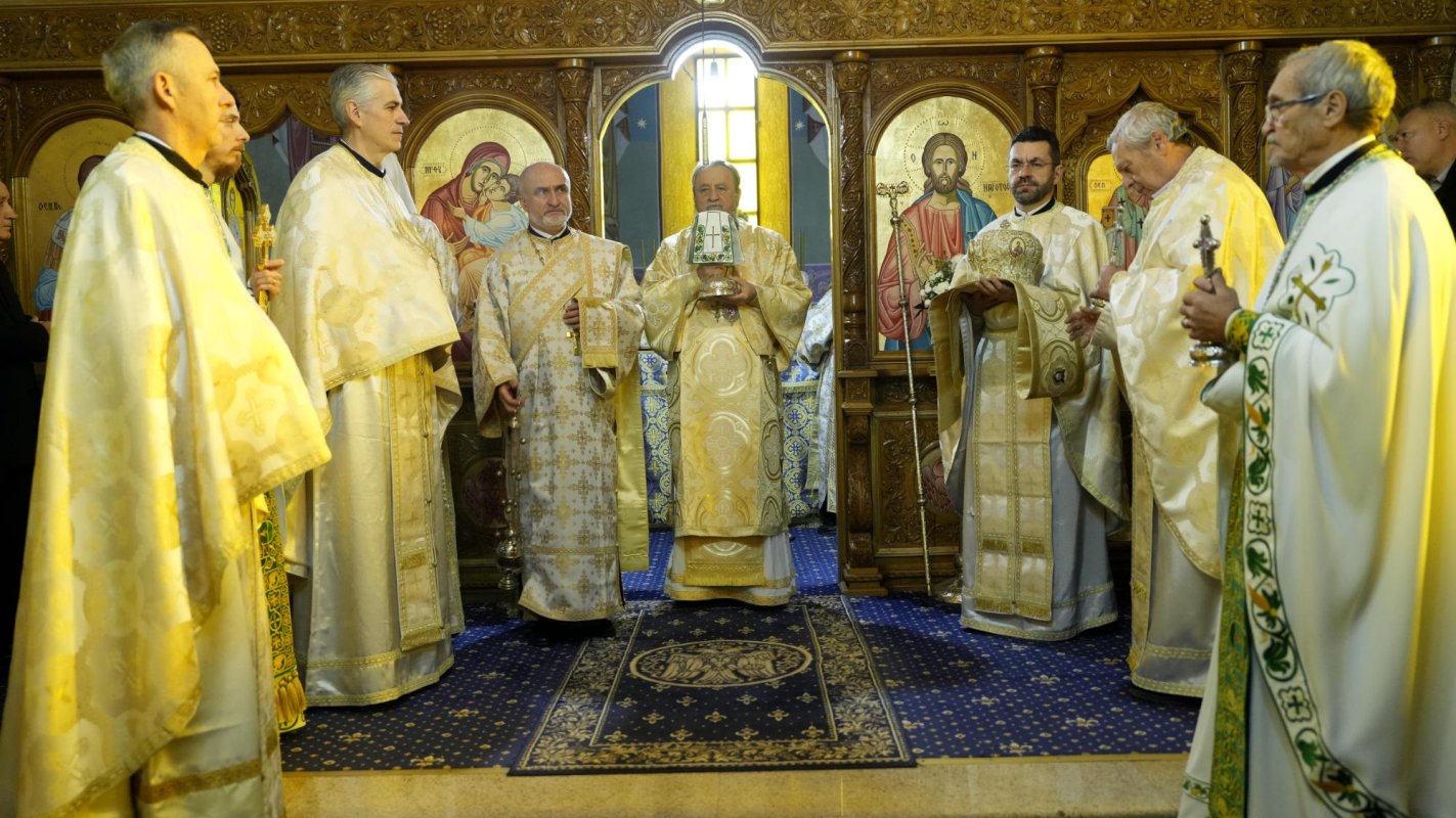 Liturghie arhierească în oraşul Victoria, judeţul Braşov 316831