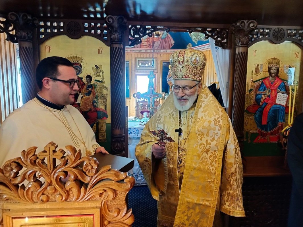 Binecuvântare arhierească la biserica Spitalului de Pediatrie din Piteşti 317025