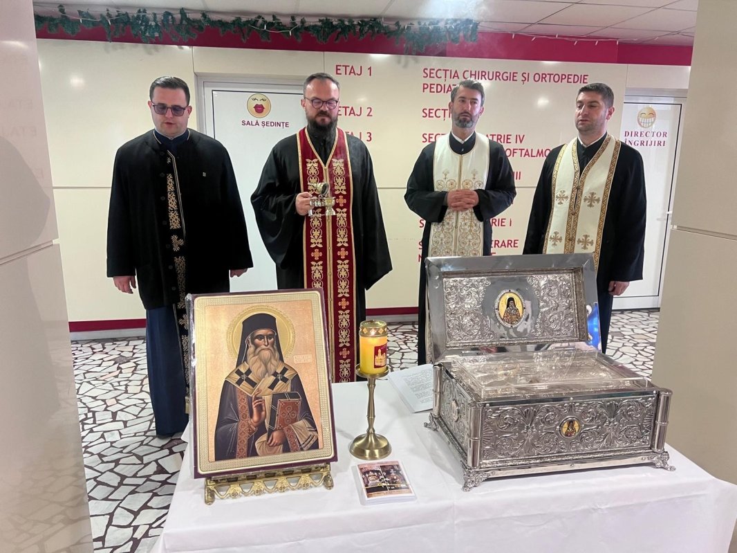 Binecuvântare arhierească la biserica Spitalului de Pediatrie din Piteşti 317026