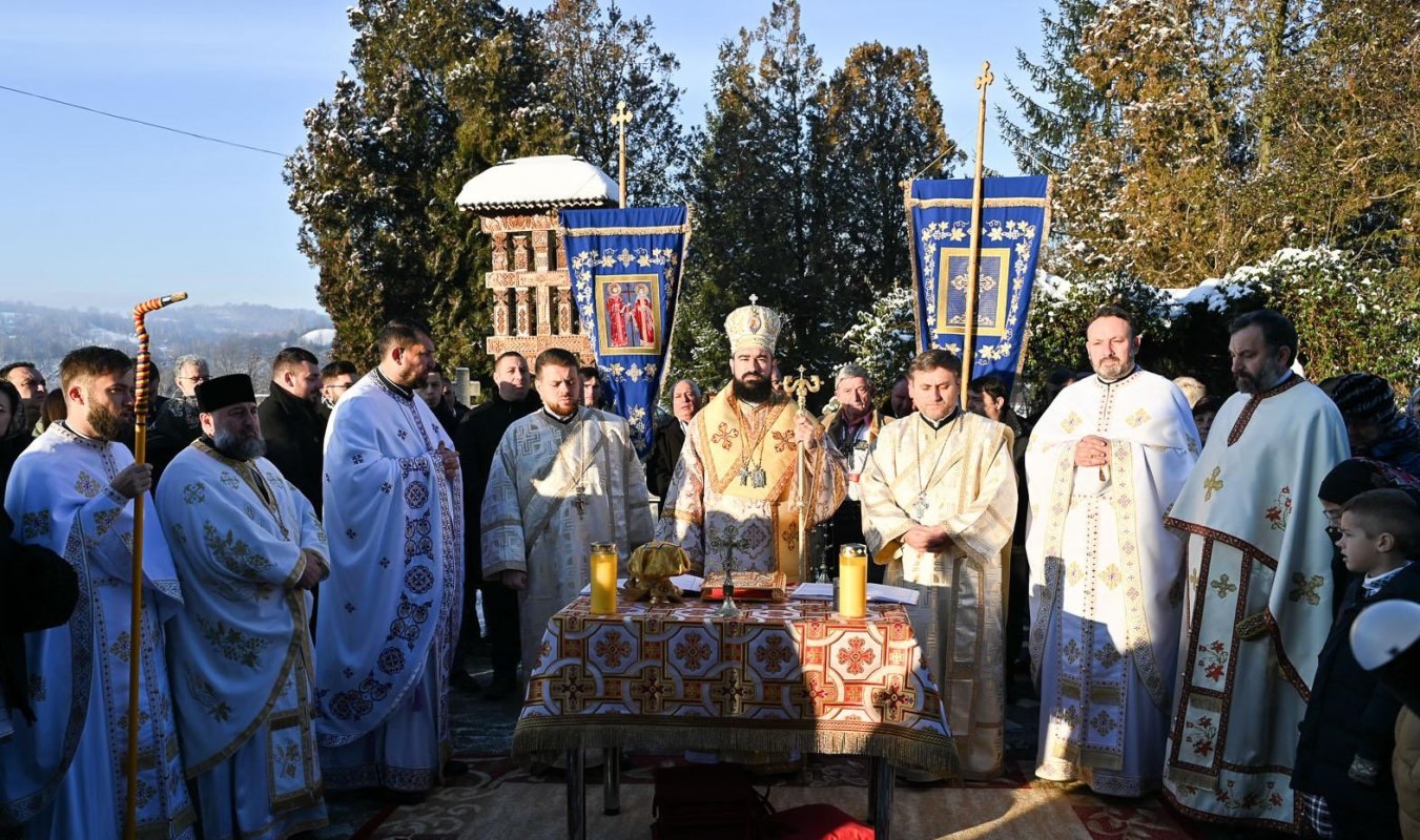 Slujirile ierarhilor hunedoreni în Duminica a 30-a după Rusalii 316977