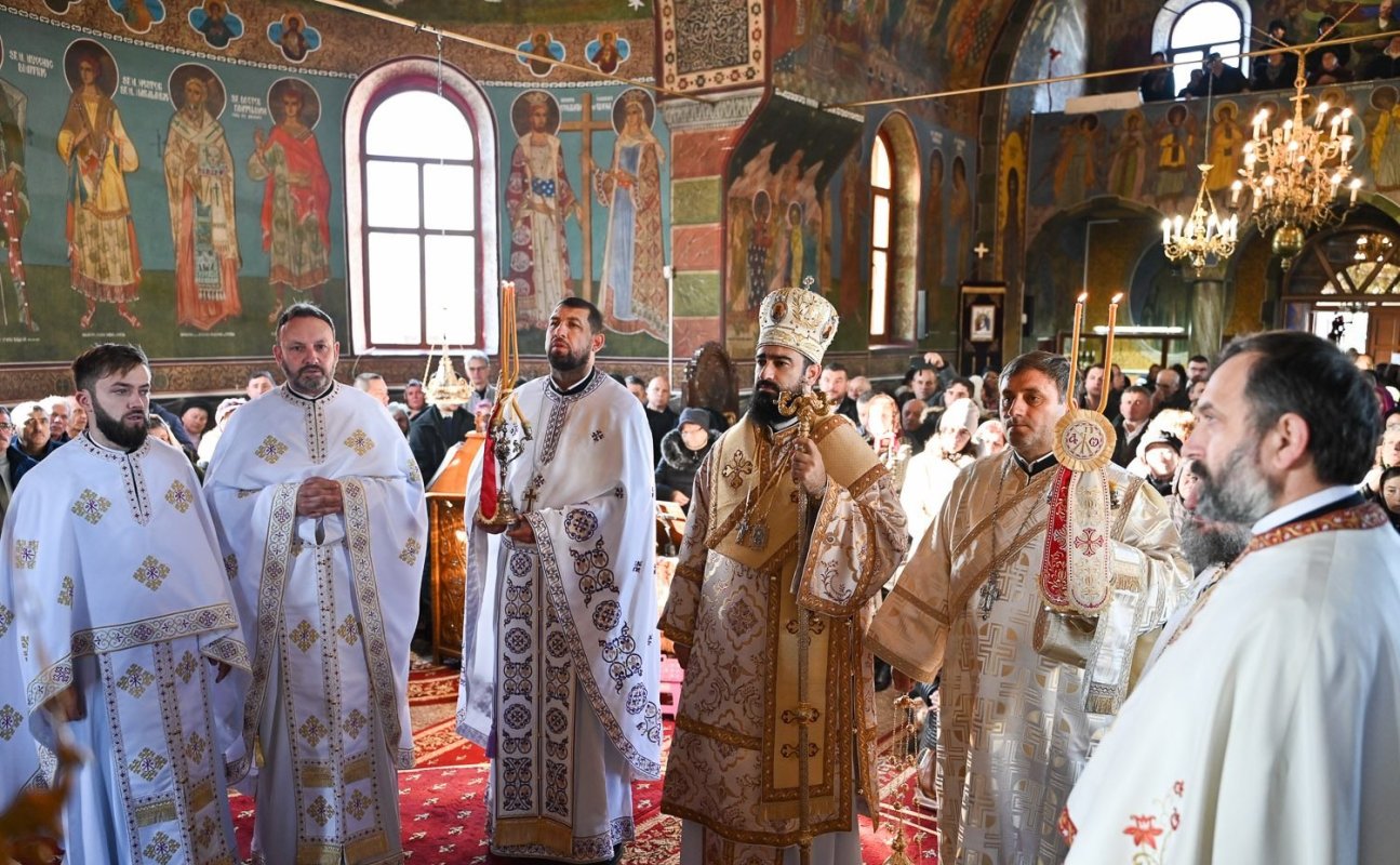 Slujirile ierarhilor hunedoreni în Duminica a 30-a după Rusalii 316979
