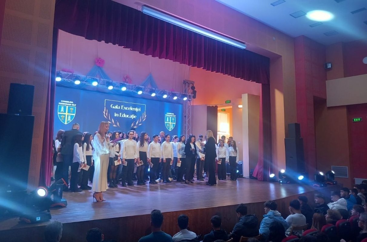 Elevi premiați la Slatina 317198