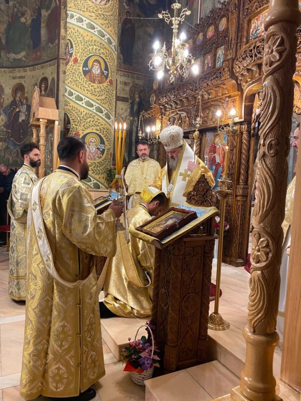 Slujire arhierească și hirotonii într-o biserică din Capitală 317248