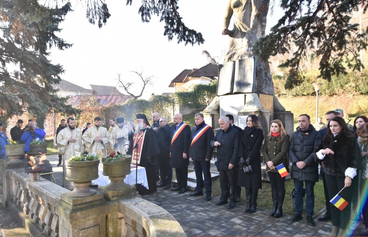 Comemorare la un monument din Râmnicu Vâlcea 317524