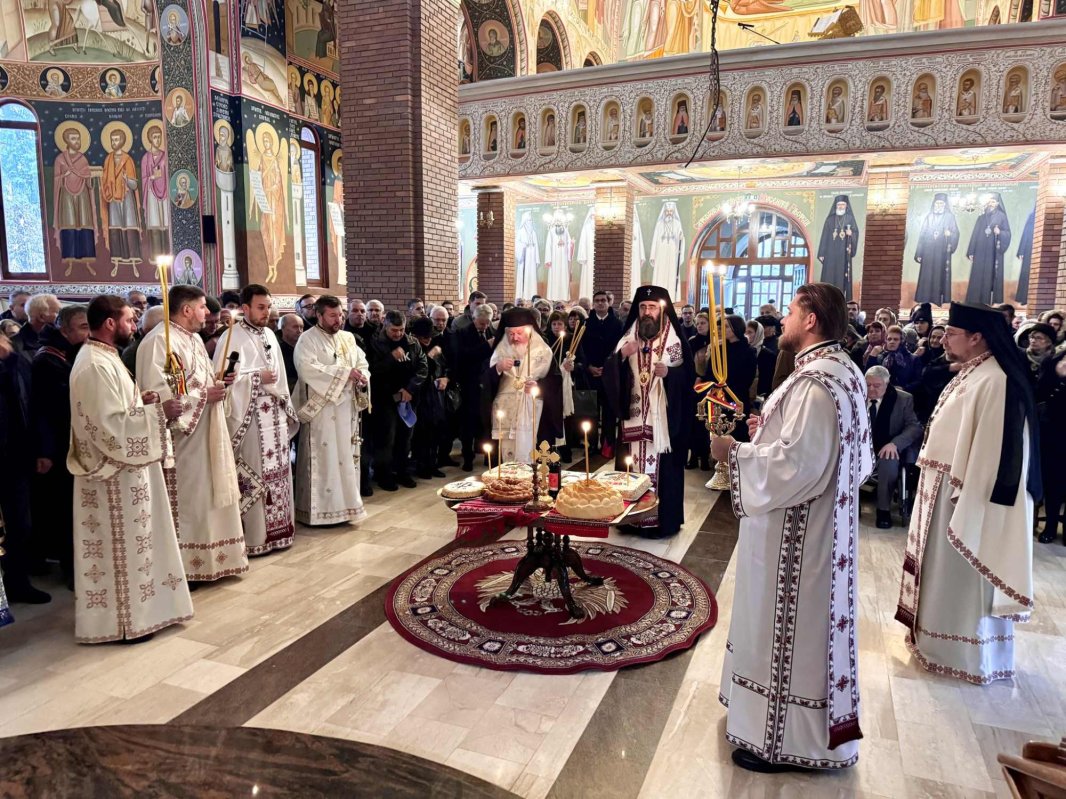 Parastas pentru regele Mihai la Necropola Regală din Curtea de Argeș 317520