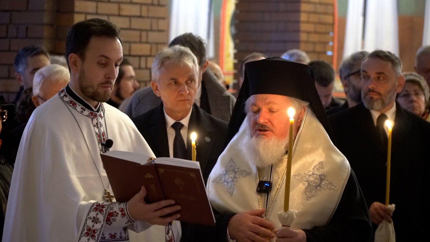 Parastas pentru regele Mihai la Necropola Regală din Curtea de Argeș 317521