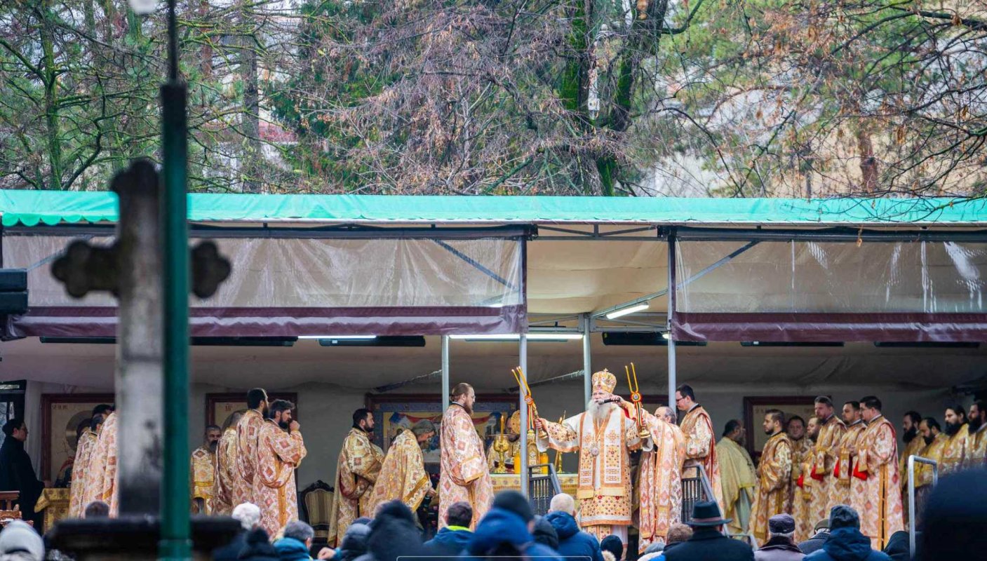 Rugăciuni la zi de sărbătoare la catedrala din Suceava 317464