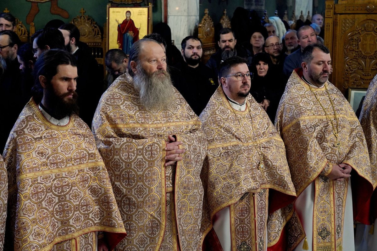 Slujbă pentru cei trei mari duhovnici ai Mănăstirii Sihăstria 318121