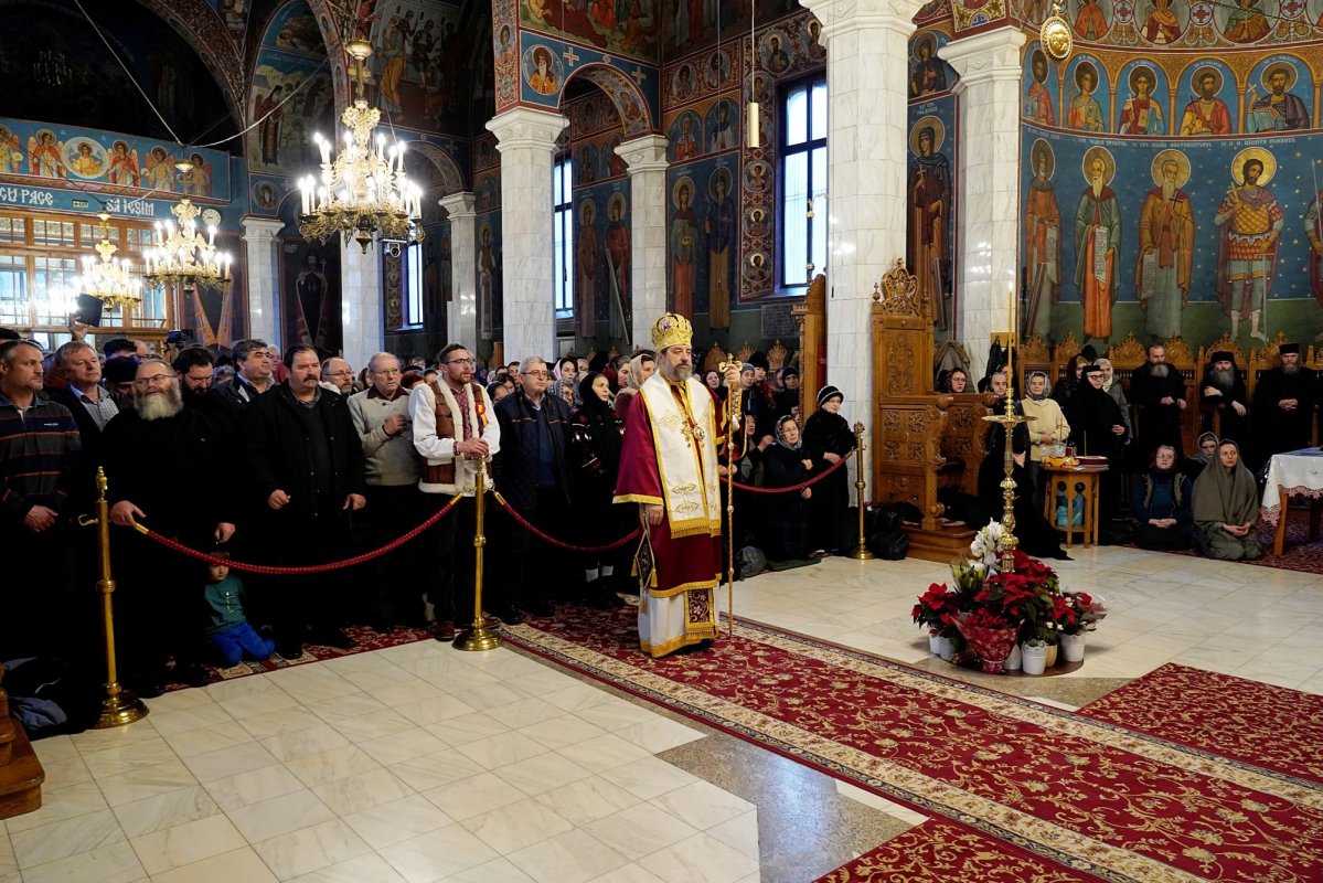 Slujbă pentru cei trei mari duhovnici ai Mănăstirii Sihăstria 318123