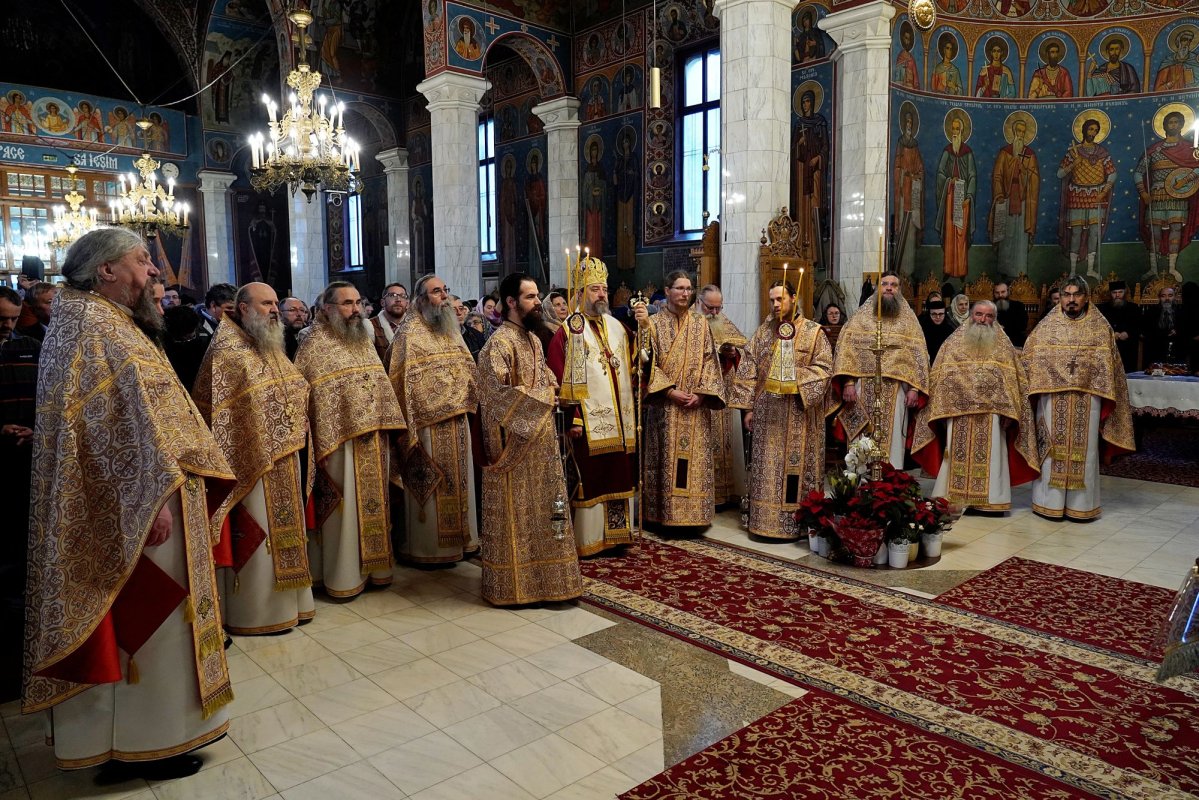 Slujbă pentru cei trei mari duhovnici ai Mănăstirii Sihăstria 318124