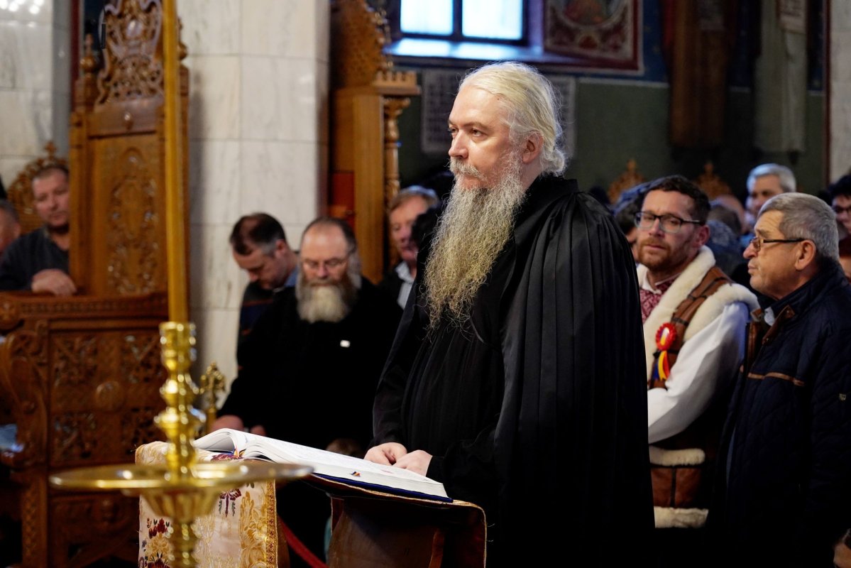 Slujbă pentru cei trei mari duhovnici ai Mănăstirii Sihăstria 318125