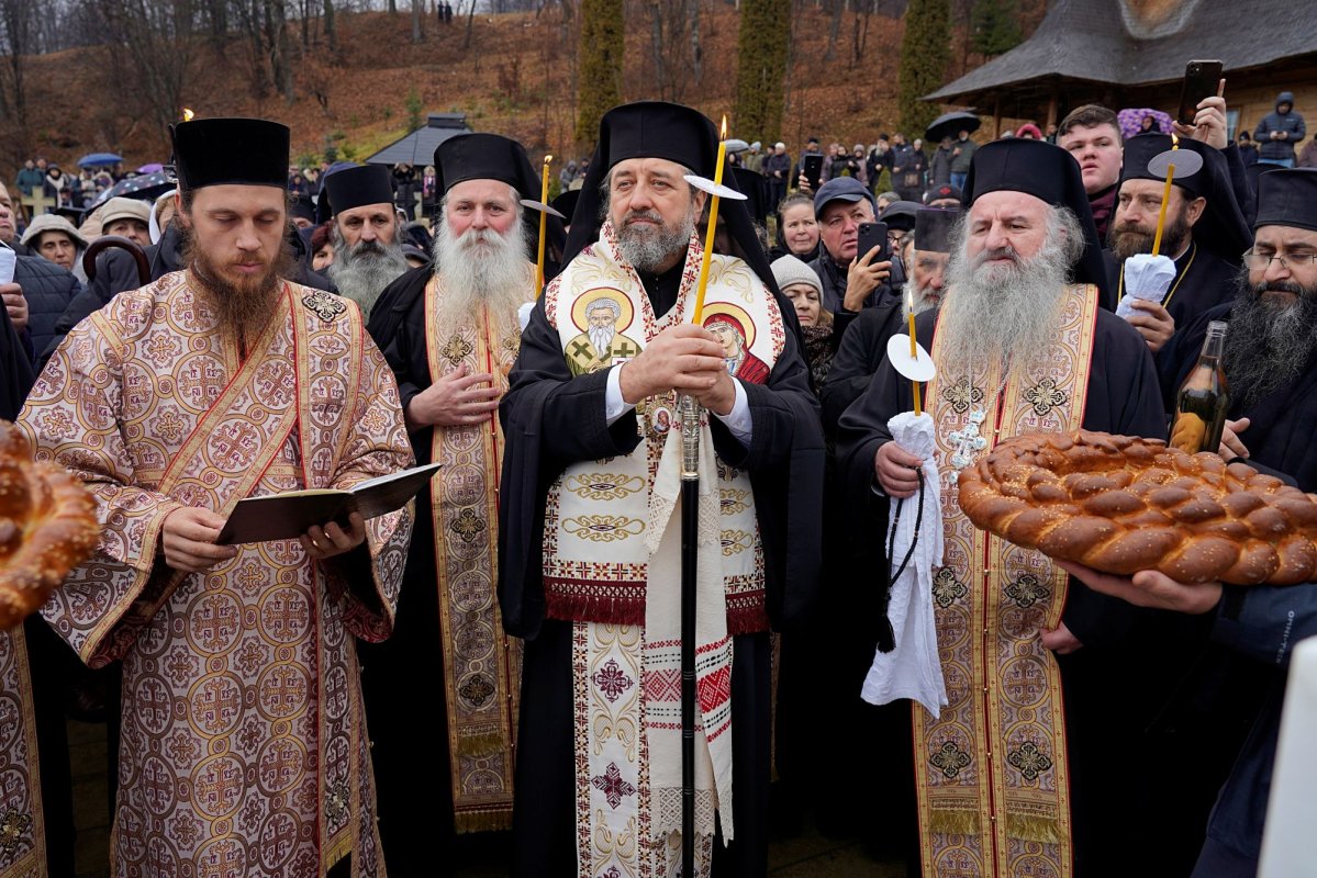 Slujbă pentru cei trei mari duhovnici ai Mănăstirii Sihăstria 318131