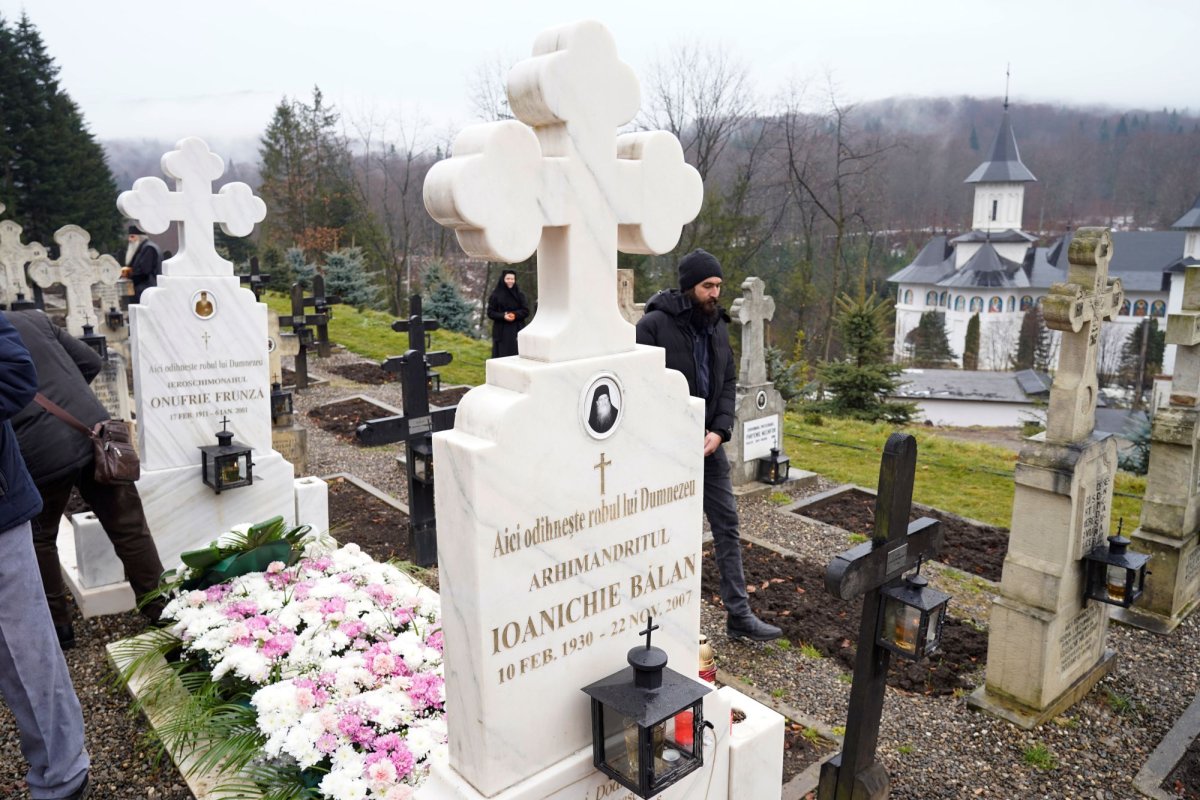 Slujbă pentru cei trei mari duhovnici ai Mănăstirii Sihăstria 318135