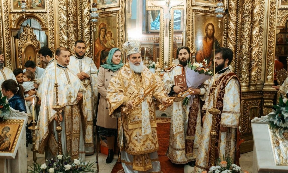Prezență arhierească la hramul Bisericii „Sfântul Nicolae” din Bacău 318220
