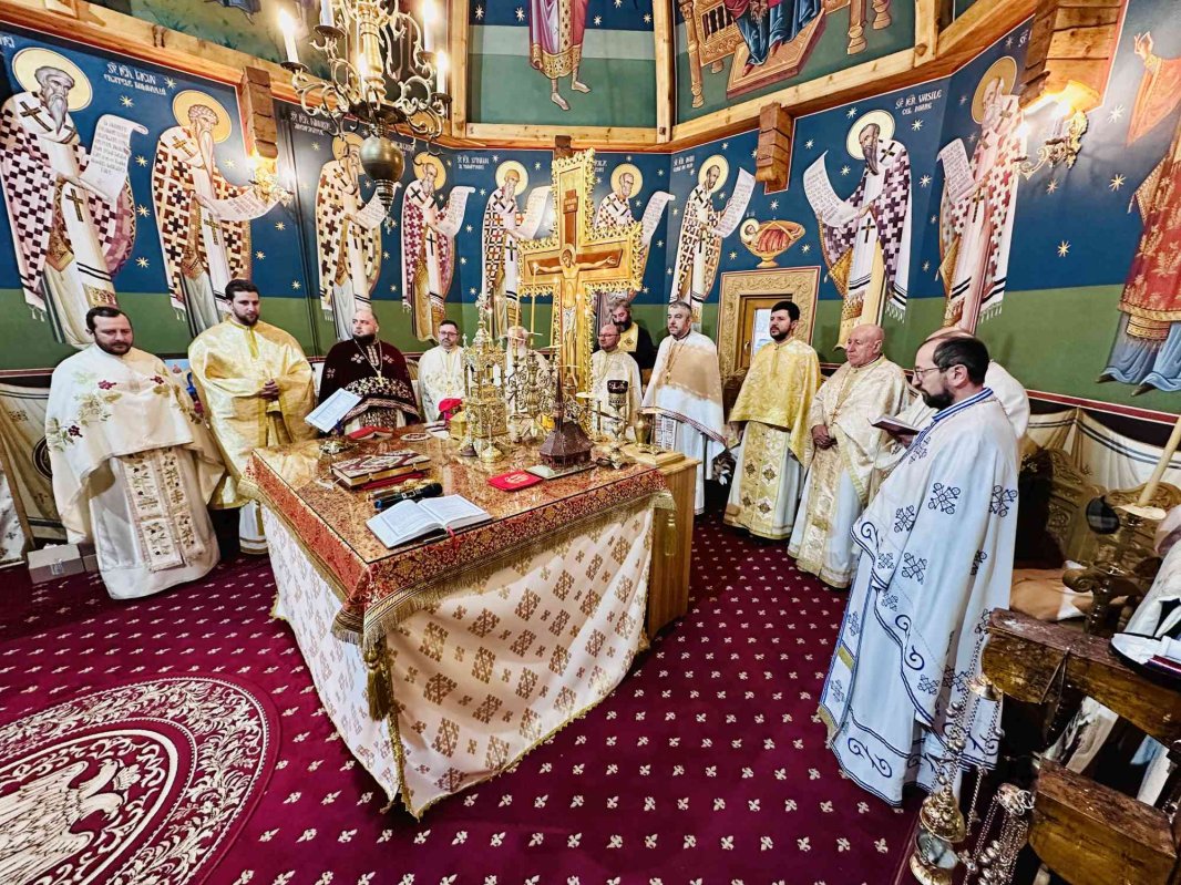 Punerea pietrei de temelie pentru paraclisul unui spital prahovean 318236