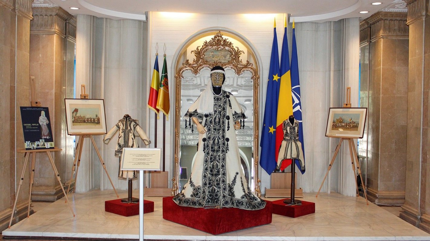 Costumul popular și Familia Regală a României 318269