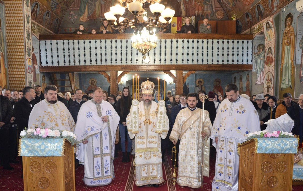 Slujirile ierarhilor hunedoreni în Duminica a 27-a după Rusalii 318293