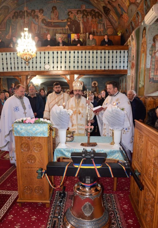 Slujirile ierarhilor hunedoreni în Duminica a 27-a după Rusalii 318294