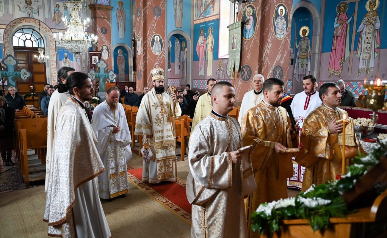Slujirile ierarhilor hunedoreni în Duminica a 27-a după Rusalii 318295